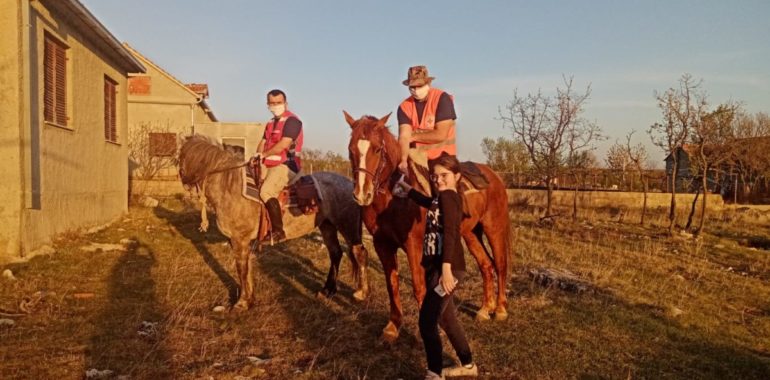 Volonteri Crvenog križa Sinj na konjima darivali slatkiše za najmlađe