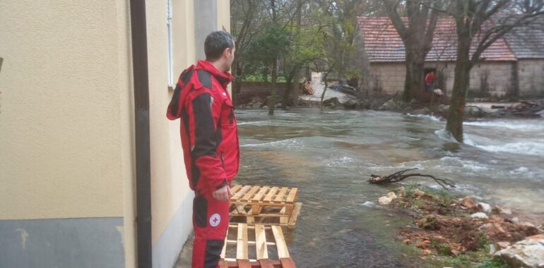 Intrerventni tim GDCK Sinj u poplavljenom Dicmu