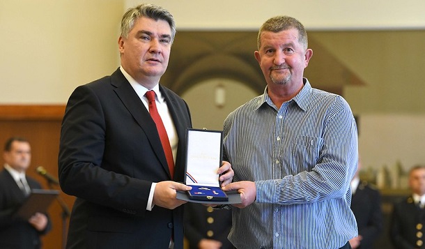 Predsjednik Milanović odlikovao Ivu Delongu za 100 darovanih doza krvi
