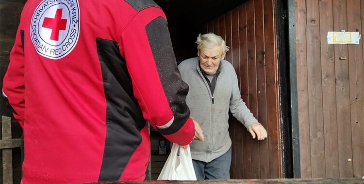 Hrvatski Crveni križ sa svojim društvima osigurava pomoć za gotovo 66.300 socijalno ugroženih osoba u RH