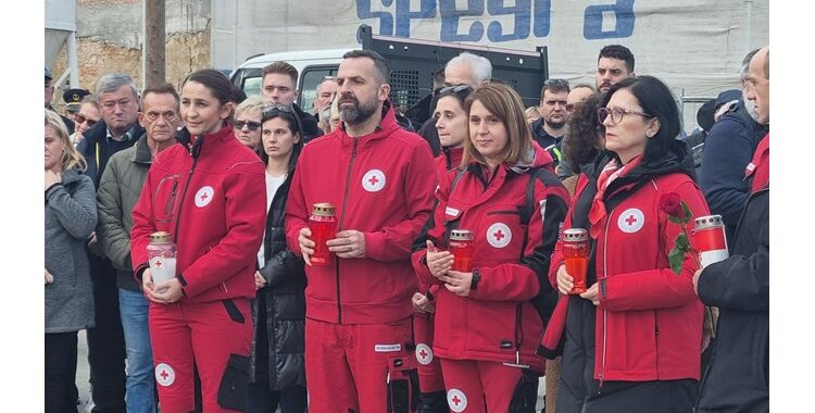 Predstavnici Hrvatskog Crvenog križa u petinjskom mimohodu na obilježavanju 3. godišnjice potresa