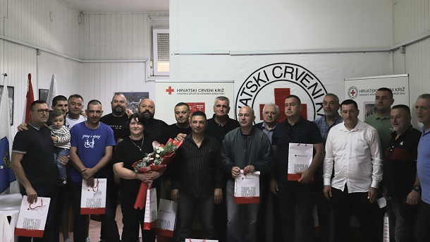 Crveni križ Sinj dodijelilo priznanja jubilarnim darivateljima krvi