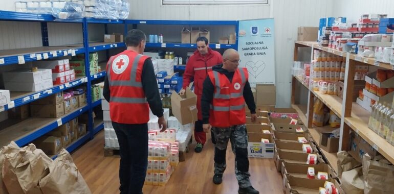 Sinj: Podjela poklon-paketa korisnicima zajamčene minimalne naknade